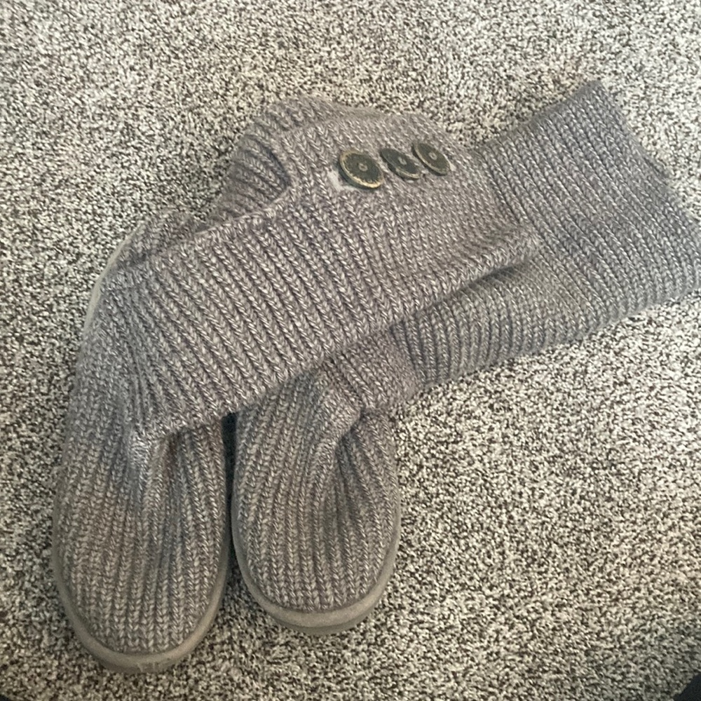 Women’s size 8 knit uggs